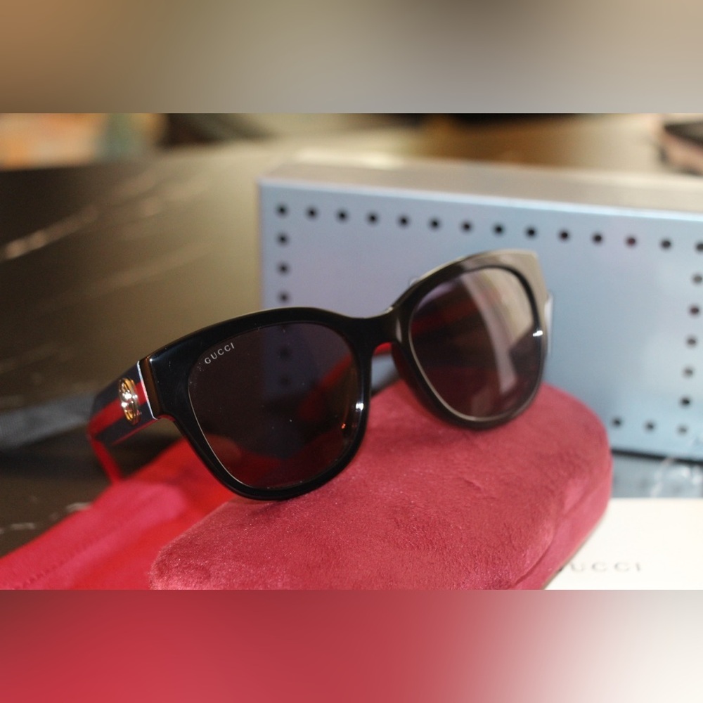 Gucci GG1866SK Women's Black Cat-Eye Sunglasses with Blue & Red Arms - Picture 8 of 8